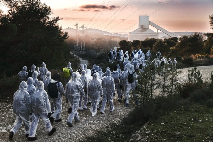 l’usine Lafarge de la Malle envahie et sabotée par 200 activistes