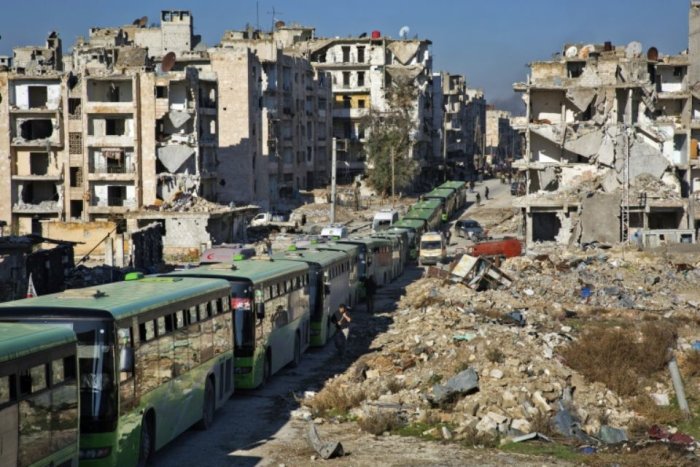 Bus affrétés pour l'évacuation d'Alep, le 15 décembre 2016